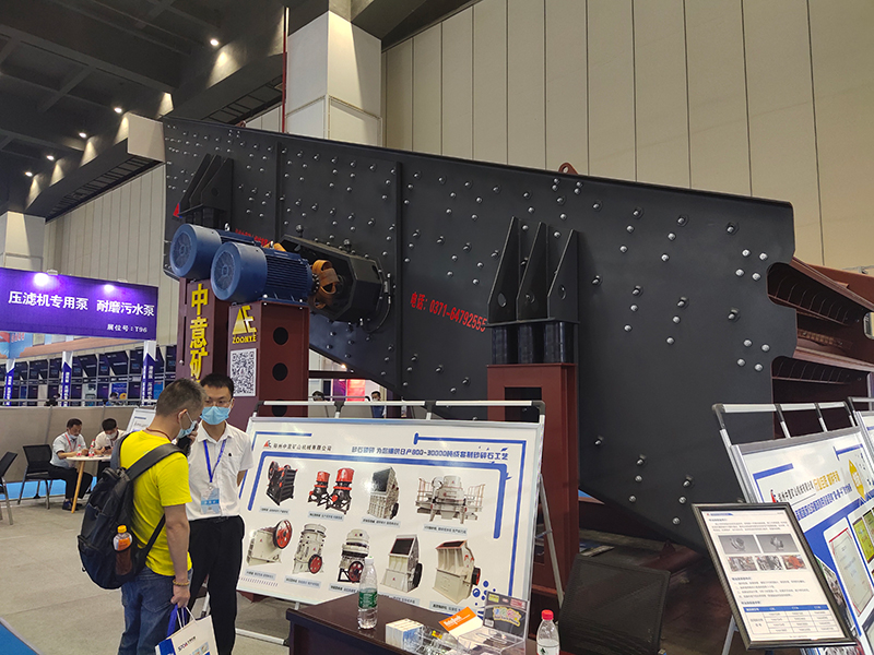 銷售經(jīng)理為客戶講解中意破碎制砂設(shè)備