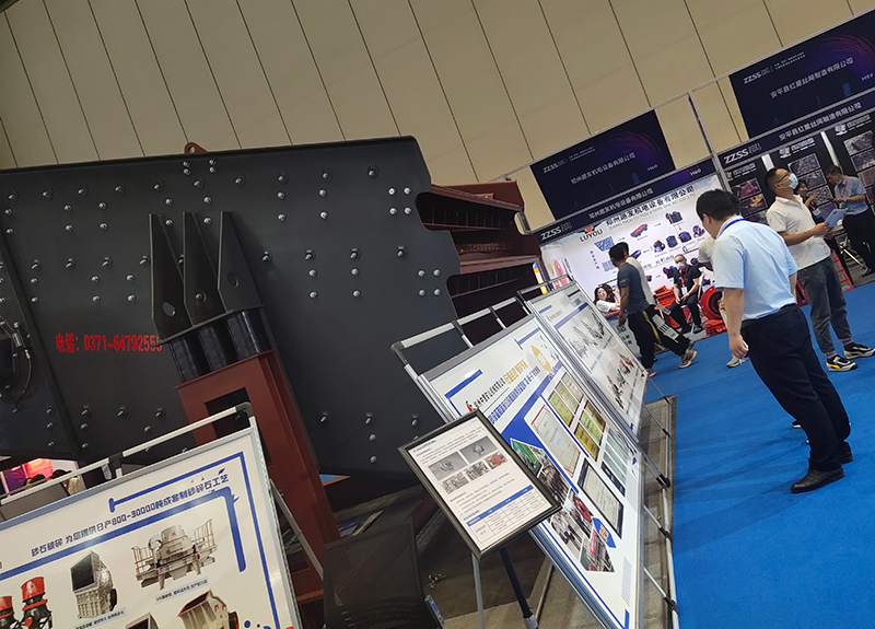 銷售經(jīng)理給客戶介紹中意輪胎移動破碎設(shè)備及中意成果展示