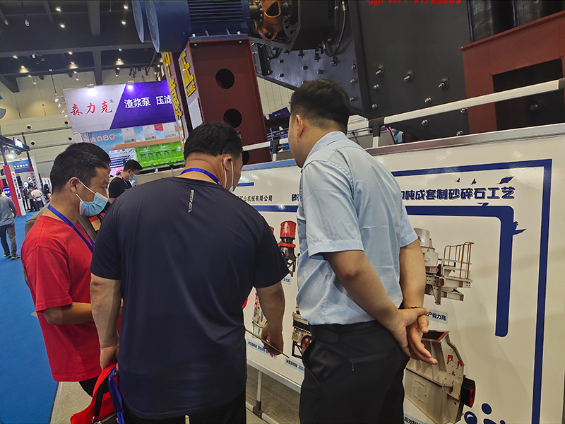 銷售經(jīng)理給客戶介紹中意破碎制砂設(shè)備 銷售經(jīng)理為客戶講解中意破碎制砂設(shè)備