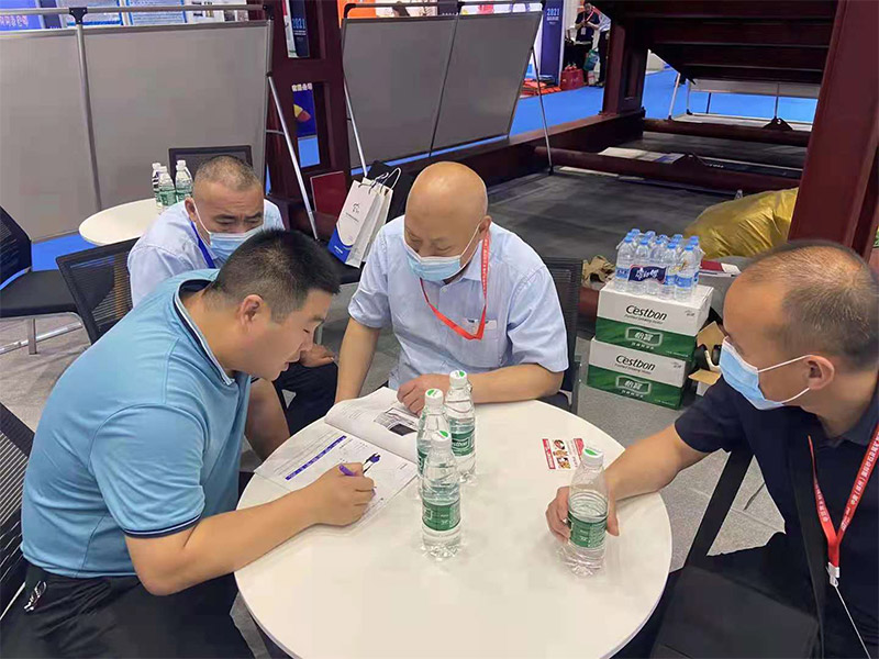 技術(shù)工程師為客戶解疑答惑 技術(shù)工程師為客戶解疑答惑