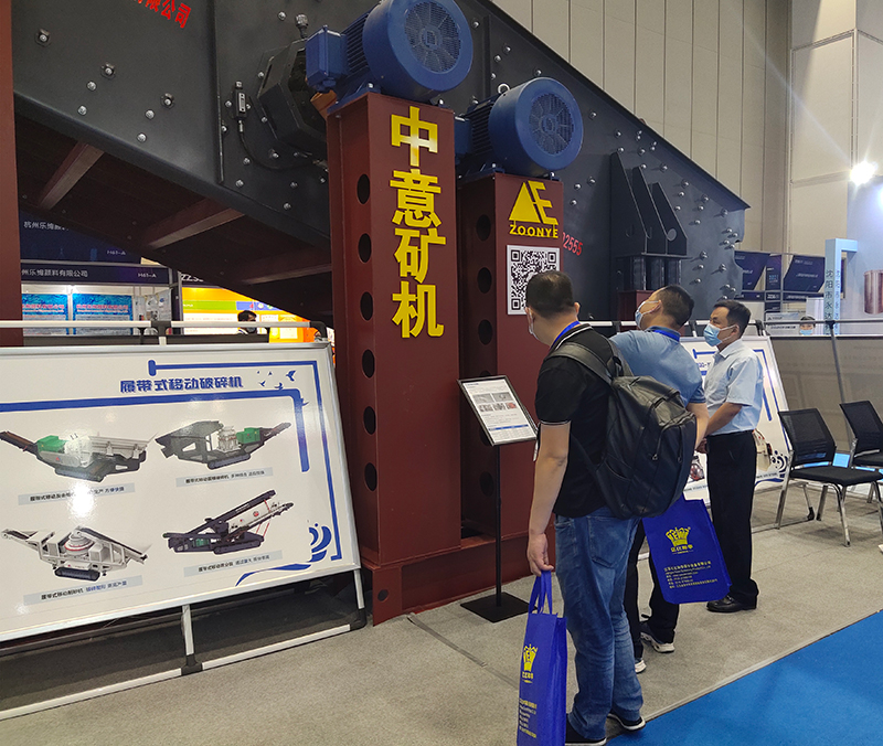 銷售經(jīng)理為客戶講解3080大型稀油振動篩 銷售經(jīng)理為客戶講解3080大型稀油振動篩