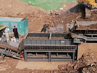 陜西建筑垃圾再生利用喂料機(jī)+泥石分離機(jī)生產(chǎn)現(xiàn)場(chǎng)