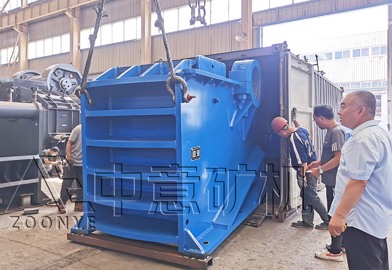 20220615019.jpg 顎式破碎機(jī)裝車(chē)中